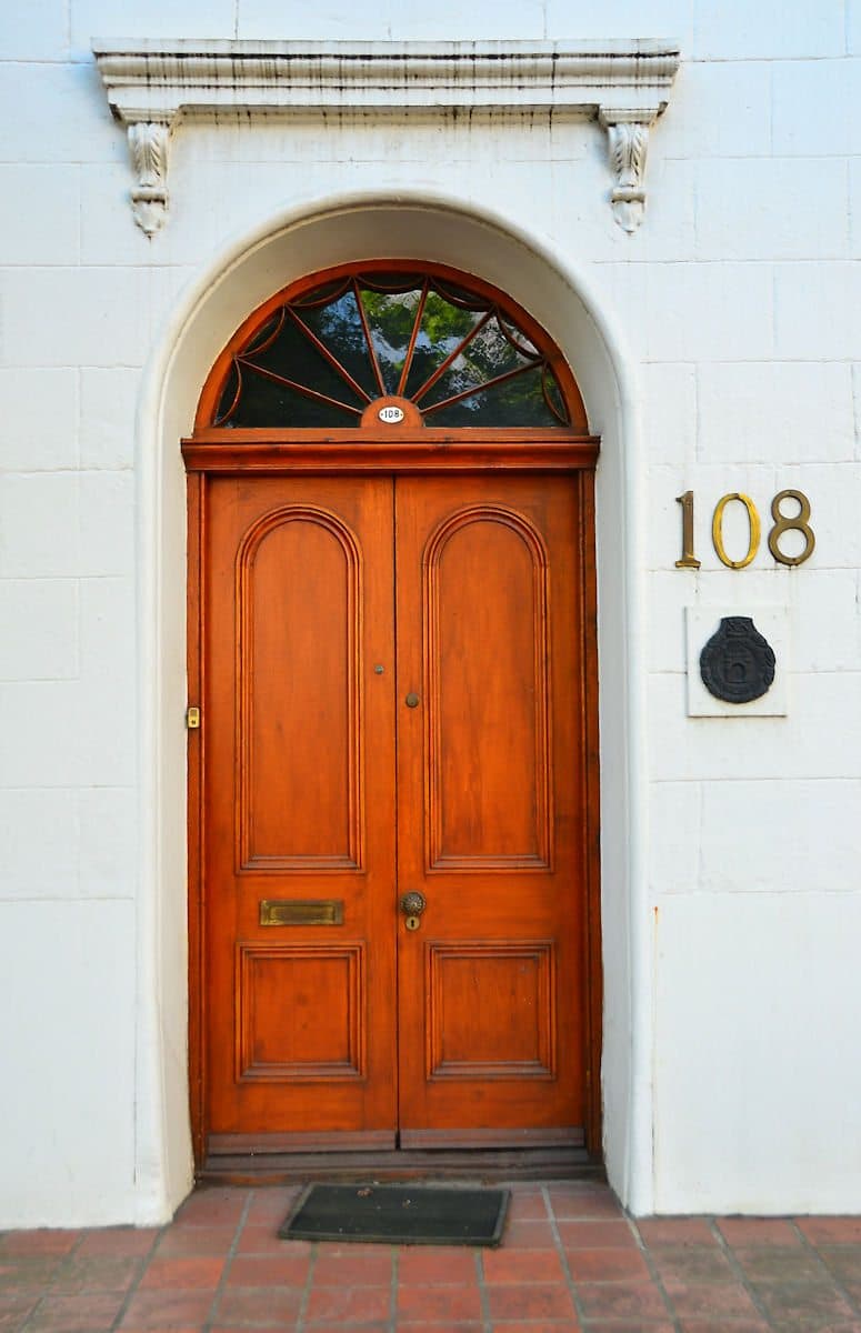 The original part of this historic house dates from the beginning of the nineteenth century and was later adapted to the Georgian style. It forms an integral part of the architectu