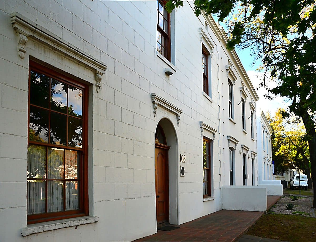 The original part of this historic house dates from the beginning of the nineteenth century and was later adapted to the Georgian style. It forms an integral part of the architectu